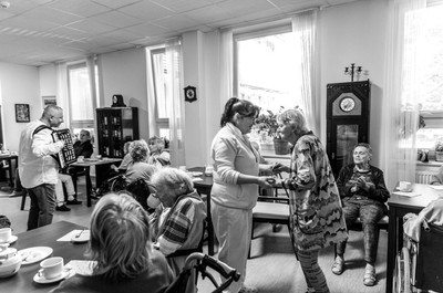 Mezinárodní den seniorů - harmonikář Karel