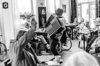 Mezinárodní den seniorů - harmonikář Karel