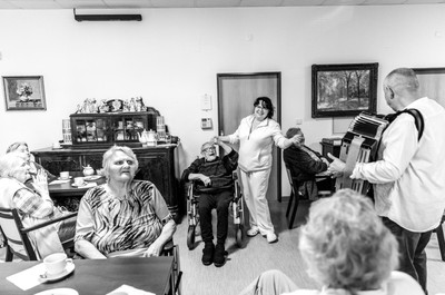 Mezinárodní den seniorů - harmonikář Karel