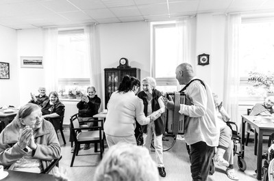 Mezinárodní den seniorů - harmonikář Karel