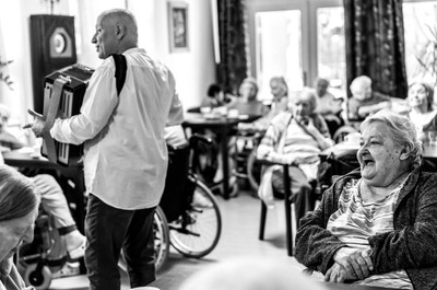 Mezinárodní den seniorů - harmonikář Karel