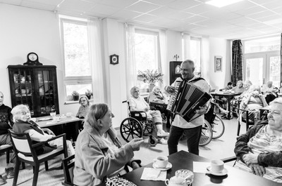 Mezinárodní den seniorů - harmonikář Karel
