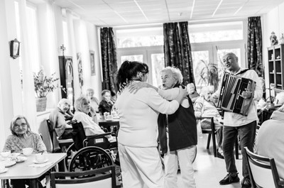 Mezinárodní den seniorů - harmonikář Karel